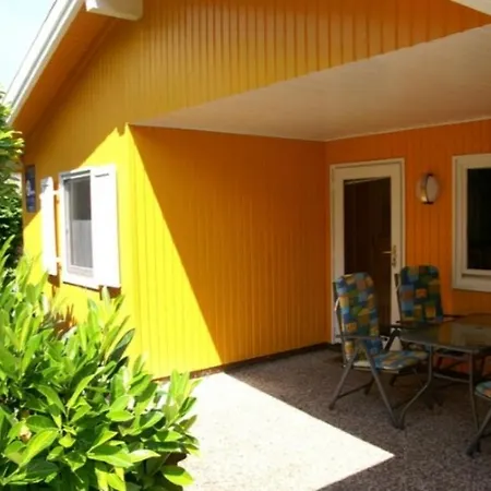6 Personen Mit Zwei Toiletten Und Carport In Zweiter Reihe Zum Deich In *