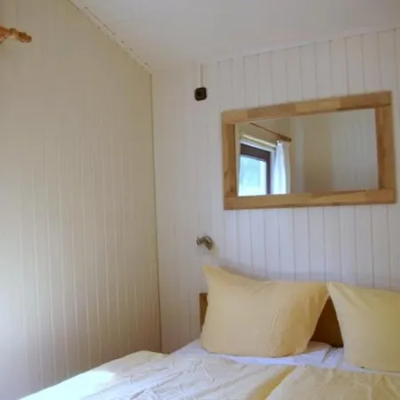 6 Personen Mit Zwei Toiletten Und Carport In Zweiter Reihe Zum Deich In Holiday home *