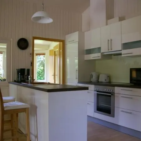 6 Personen Mit Zwei Toiletten Und Carport In Zweiter Reihe Zum Deich In Holiday home