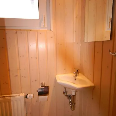 Prázdninový dům 6 Personen Mit Zwei Toiletten Und Carport In Zweiter Reihe Zum Deich In *