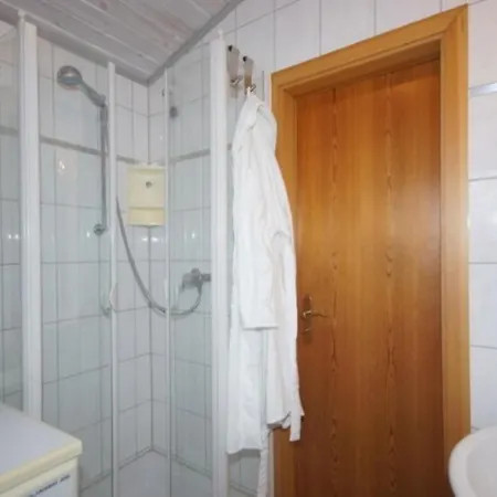 6 Personen Mit Zwei Toiletten Und Carport In Zweiter Reihe Zum Deich In *