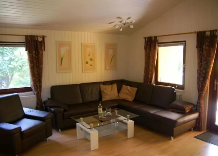 度假居 6 Personen Mit Zwei Toiletten Und Carport In Zweiter Reihe Zum Deich In *