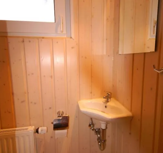 度假居 6 Personen Mit Zwei Toiletten Und Carport In Zweiter Reihe Zum Deich In *