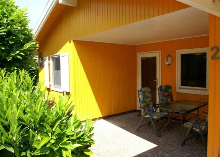 6 Personen Mit Zwei Toiletten Und Carport In Zweiter Reihe Zum Deich In 度假居