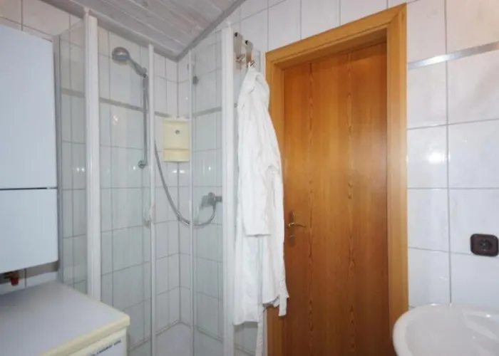 6 Personen Mit Zwei Toiletten Und Carport In Zweiter Reihe Zum Deich In *